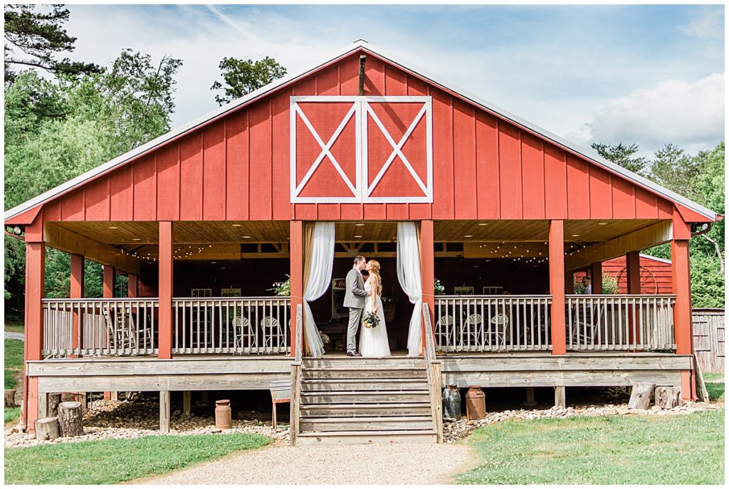 couples wedding photos at Sampson's Hollow Venue in Townsend